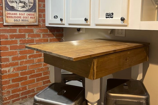 A small table and stools to grab and enjoy some grub. 