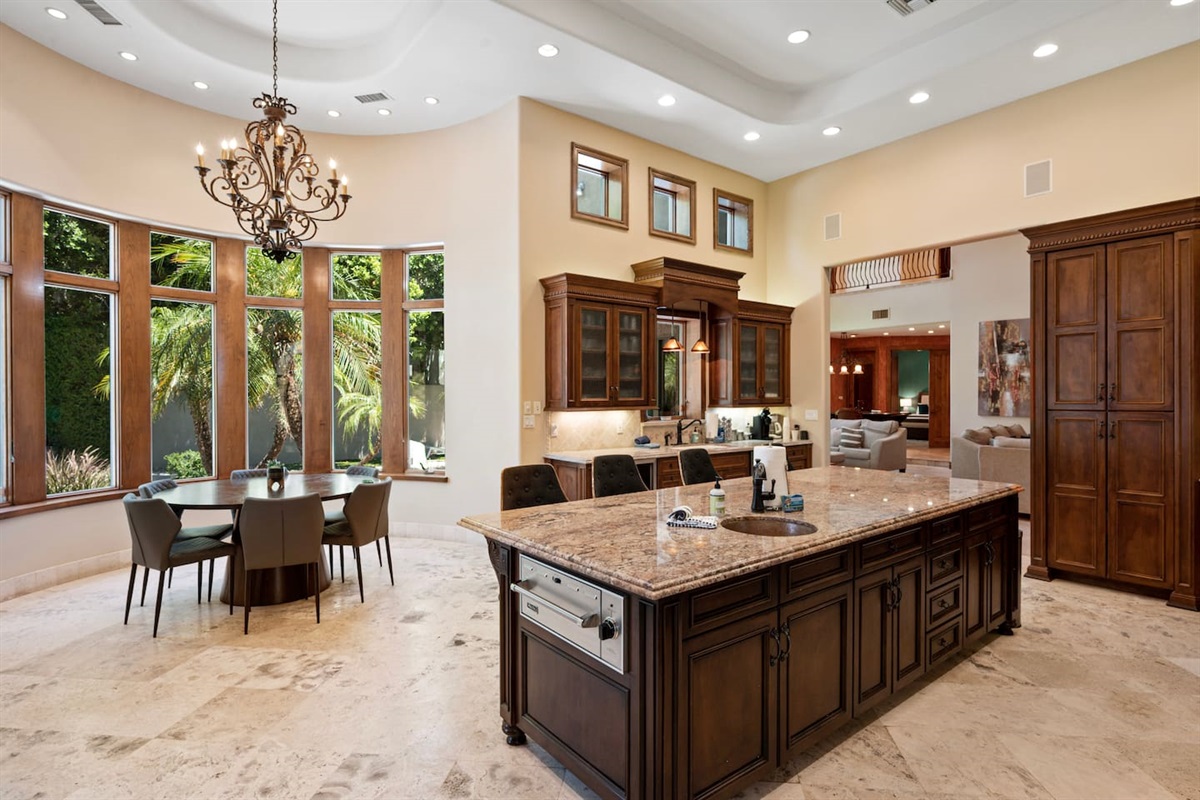 7BR+ Bonus Room Phoenician Mansion w/ Hot Tub&Pool-Heat Avail! — 7BR+Bonus Room Phoenician Estate • Heated Pool + Hot Tub, Phoenix, Arizona — photo 3