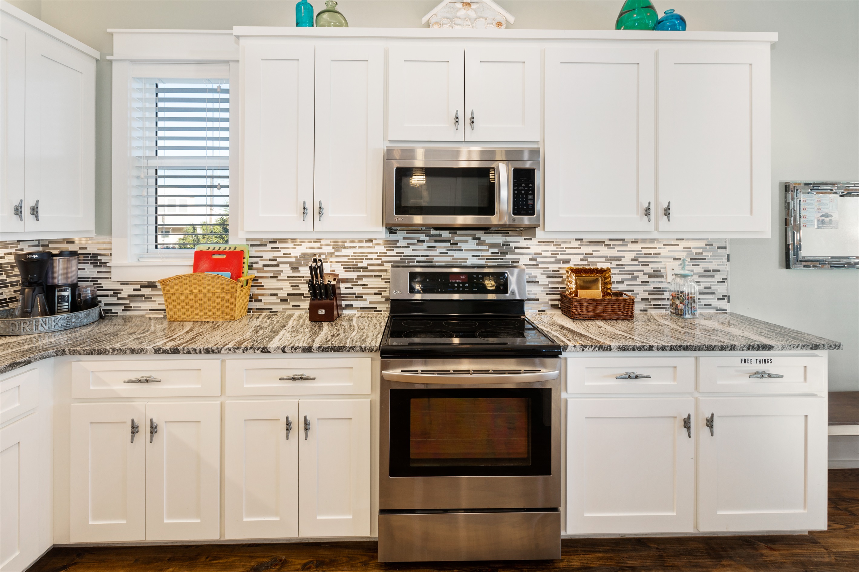 A huge, well-stocked kitchen makes meal time a breeze!