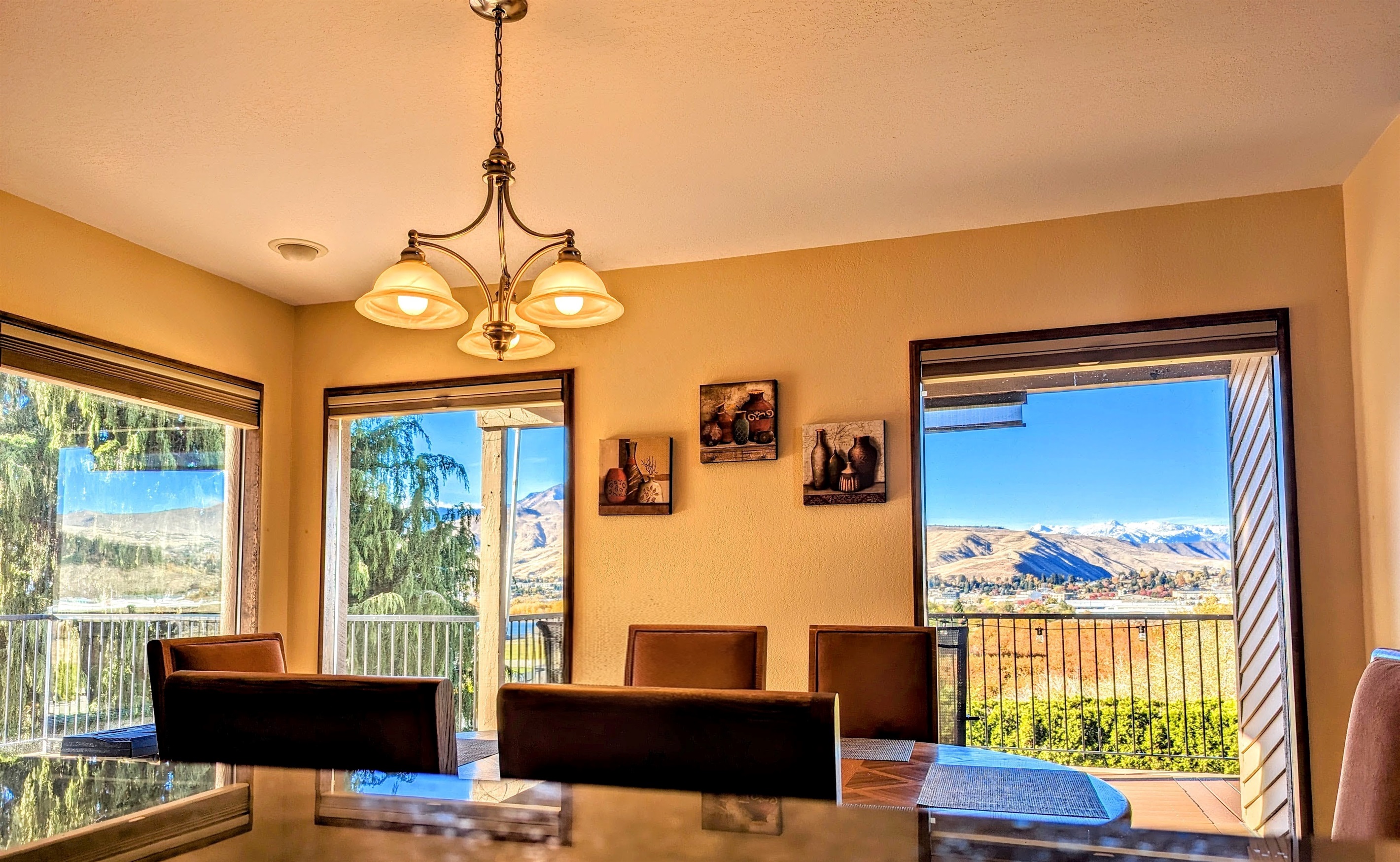Spacious dining room with tons of natural light and panoramic Cascade Mountains and Columbia River views.