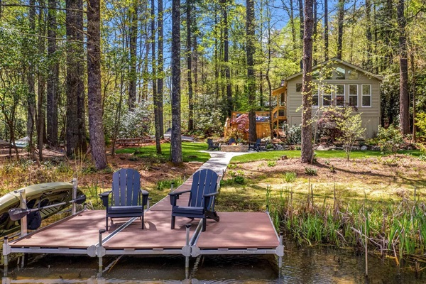 This charming cottage is just a stroll to Buck's Coffee Cafe, The Farmer's Market, Whiteside Brewing, The Village Green, and many shops and restaurants.