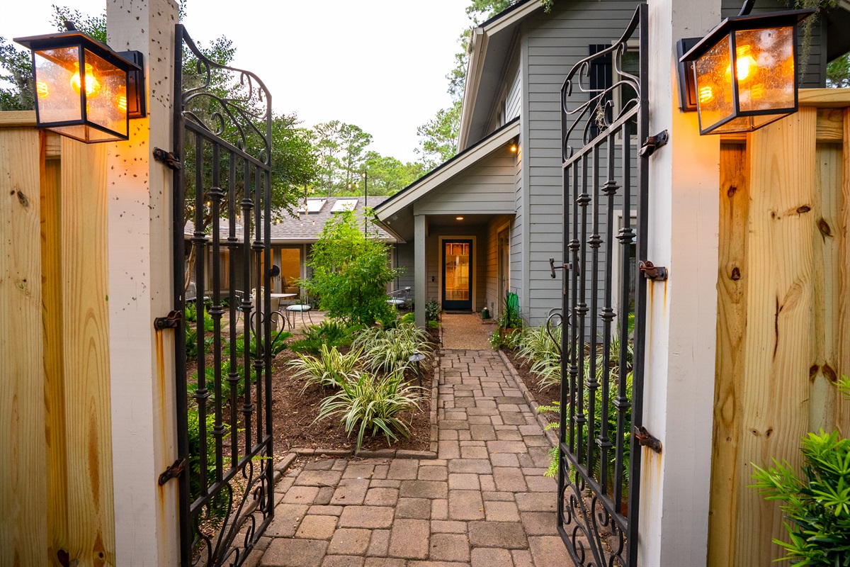 Entrance in to private courtyard from driveway