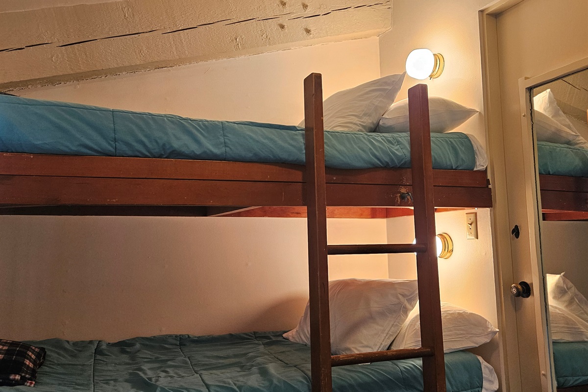 Bedroom: Twin bunkbeds.