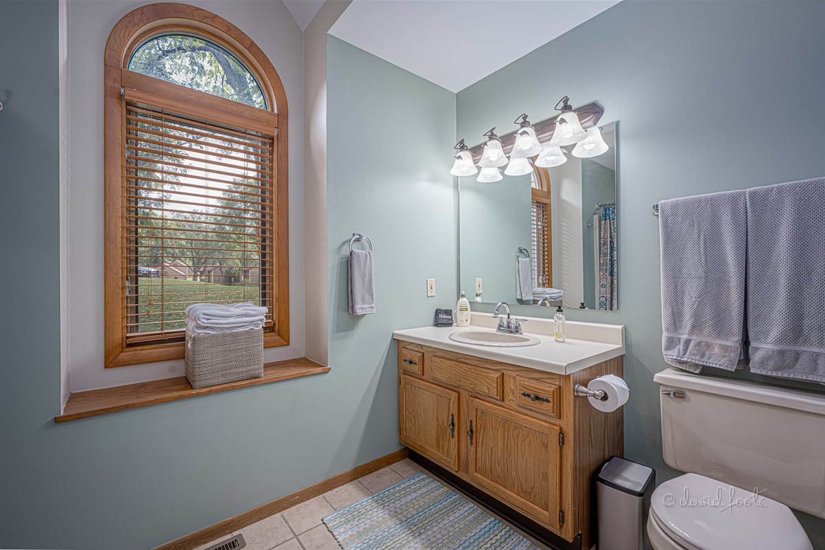 Upstairs bathroom is en suite (queen bedroom)
