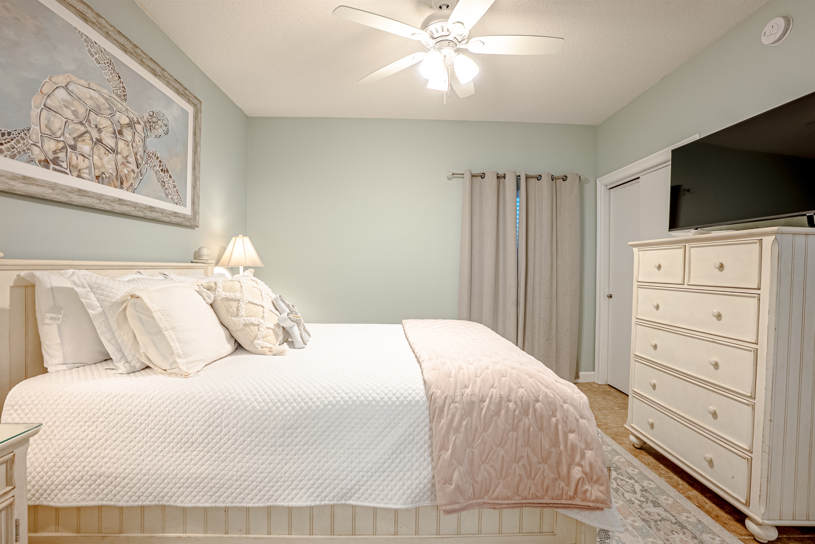 Second bedroom with queen bed