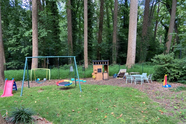 Shared access to our kid-friendly yard - playhouse, mud kitchen, swings + small slide 
