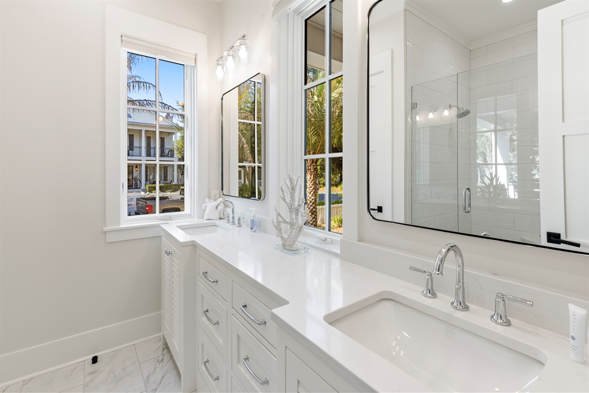 Full En Suite Bathroom (1st Floor)