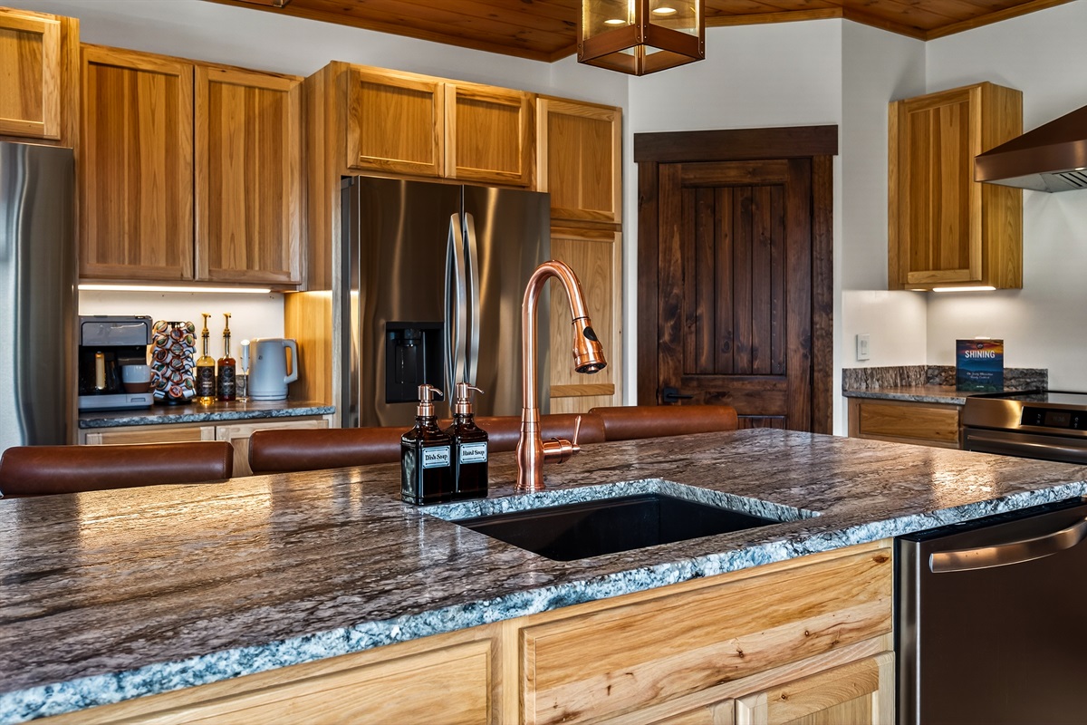 🍽️ Chef’s Kitchen– This fully stocked kitchen is designed for gathering & entertaining, featuring 2 full-size refrigerators, 4 ovens, 2 dishwashers, 2 microwaves & 2 sinks, plus a coffee bar. Perfect for preparing meals for the whole group.