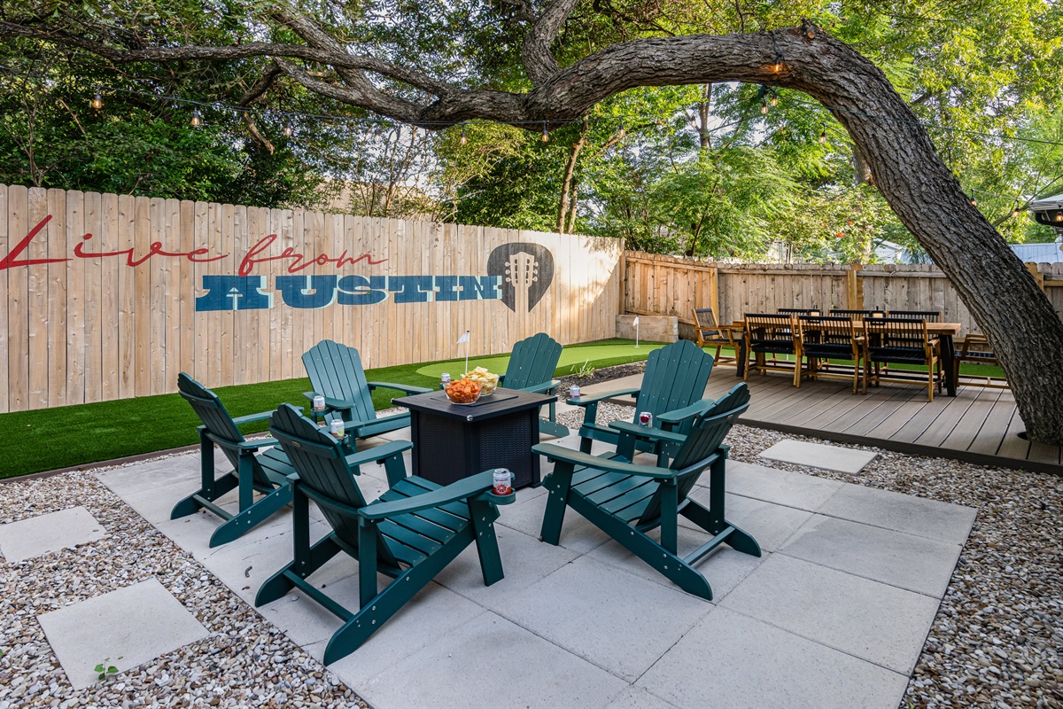 Welcome to your Austin retreat! Our backyard invites you to relax, play a round of mini-golf, and soak in the vibrant local vibe. Enjoy the cozy seating under string lights and embrace the live music spirit that makes Austin truly special!