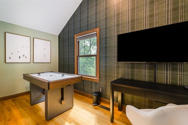 Sleep & play – cozy queen room with air hockey inside