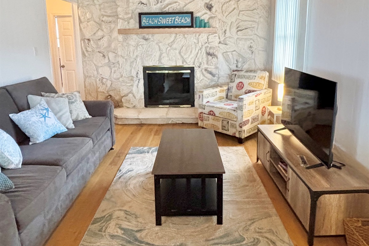 Upper Floor: Livingroom
