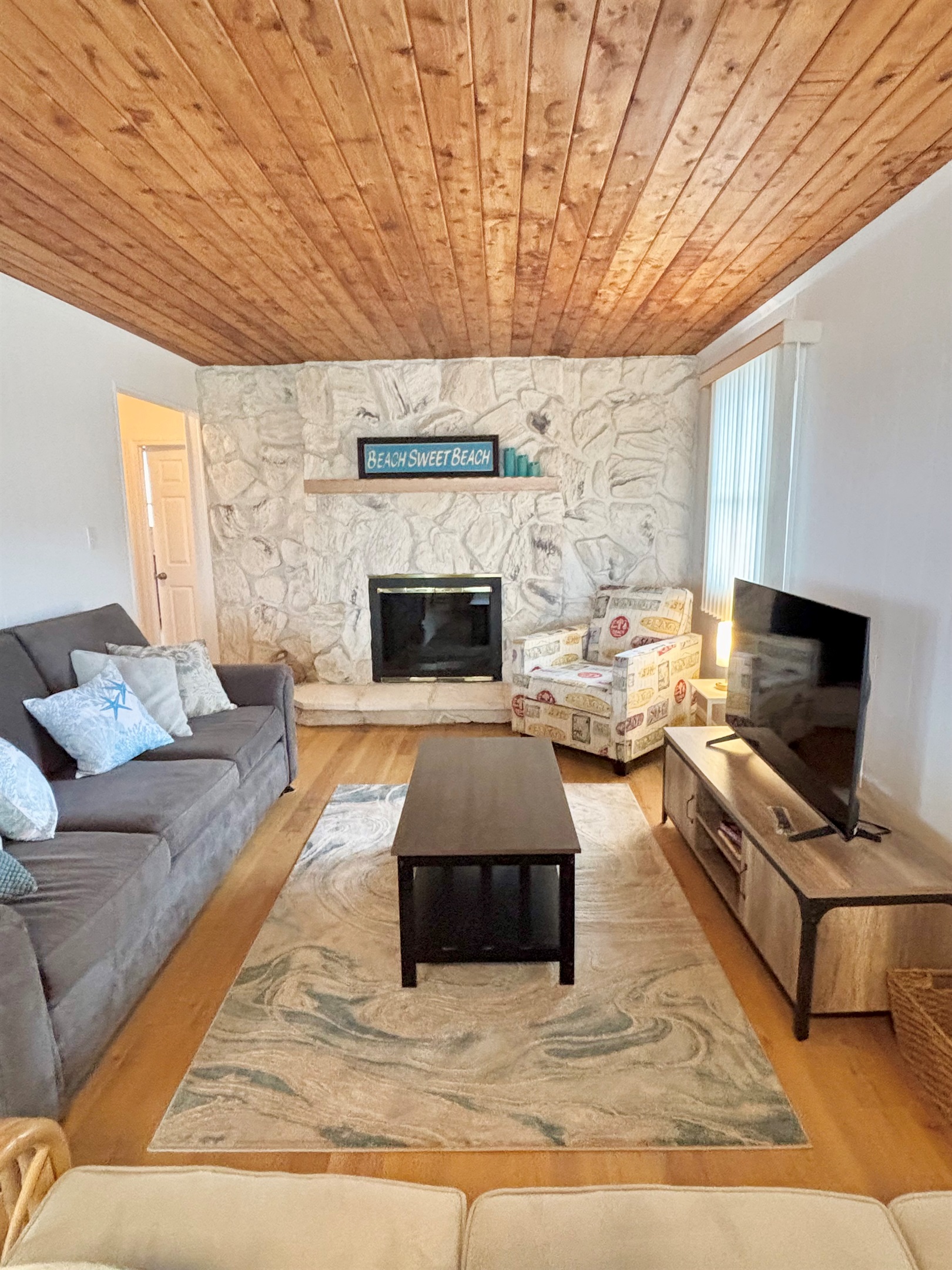Upper Floor: Livingroom