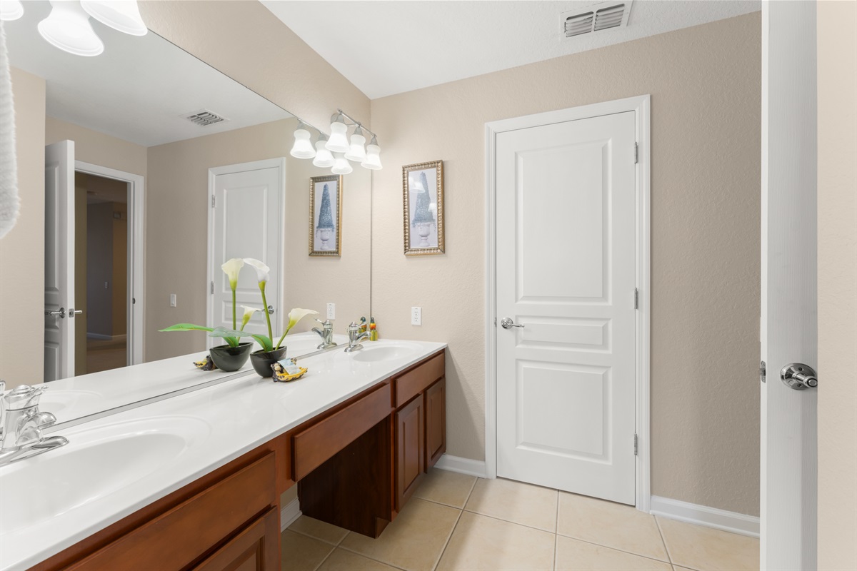 Upstairs Bathroom w/ Dual Vanity