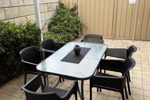 Outdoor dining for 6 people, includes BBQ