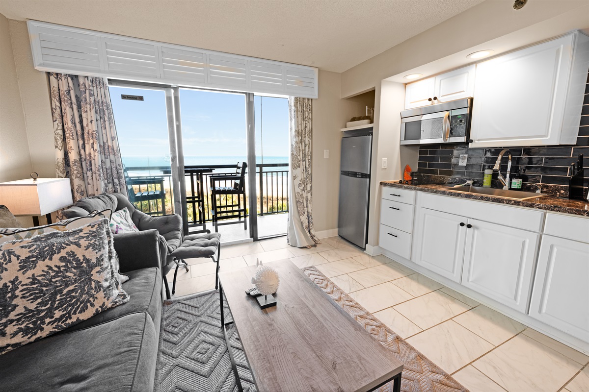 Living Room with Stunning Views🌊☀️