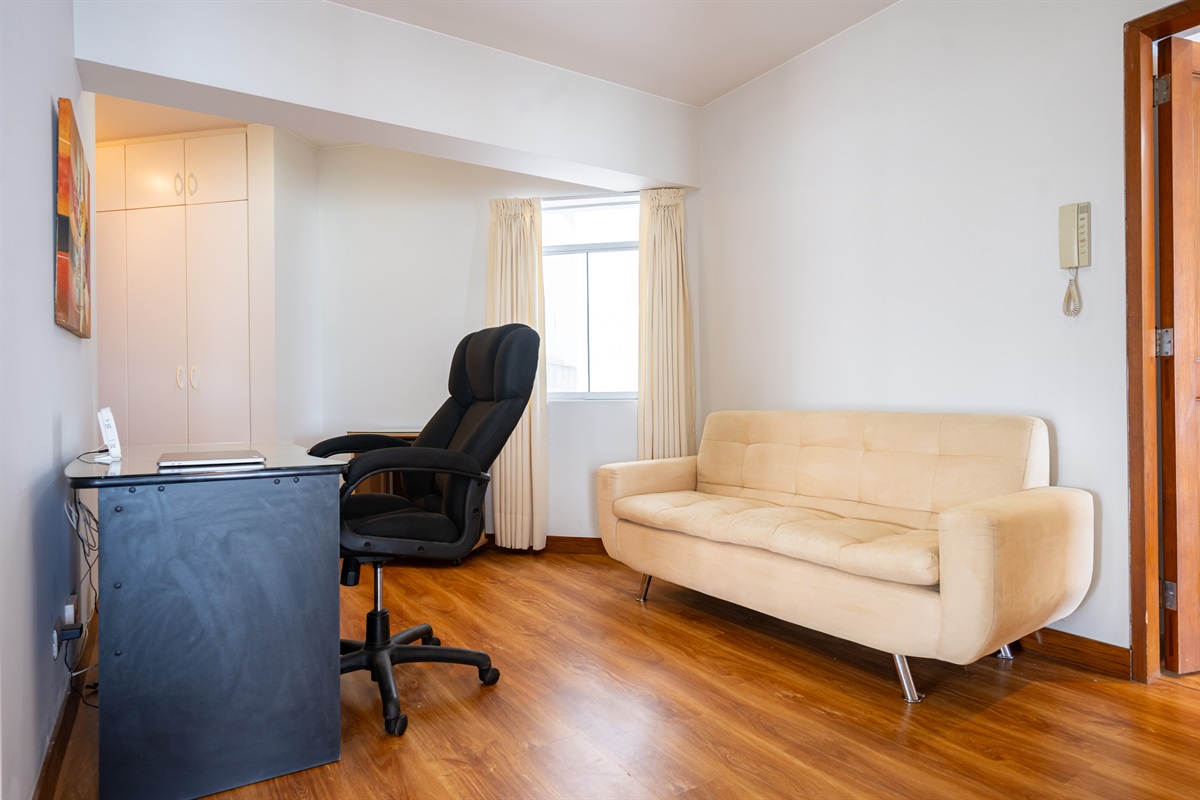 High-speed 500 Mbps fiber optic internet dedicated workspace — ideal for remote work.