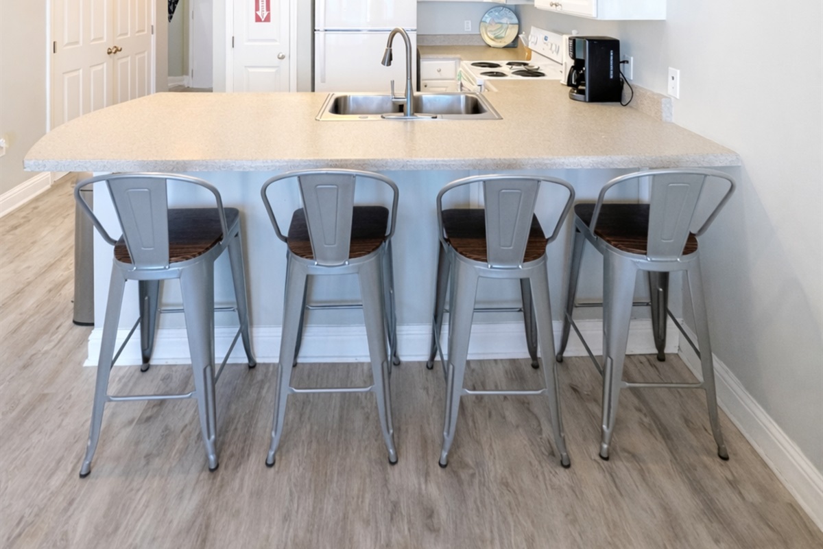 Breakfast bar with seating for 4 and fully equipped kitchen