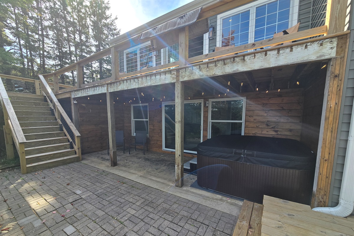 Unwind in our covered lakeside hot tub with stunning views! ✨ Enjoy bubbling water, peaceful nature, and vibrant trees—perfect for sunrise coffee or a relaxing sunset soak. 🌲🌅