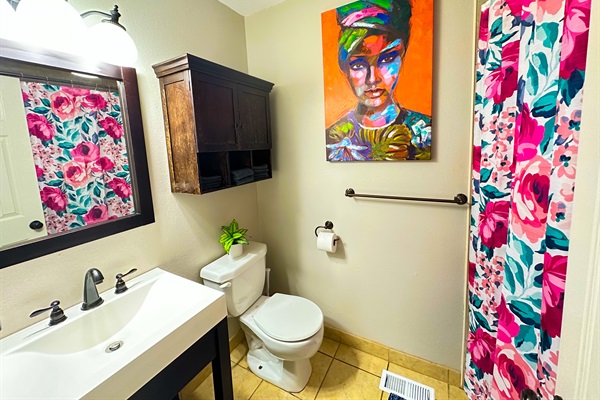 Refresh and Relax 🌼🚿 – Our full bathroom is stocked with essentials, ensuring a rejuvenating experience after a day of adventures.