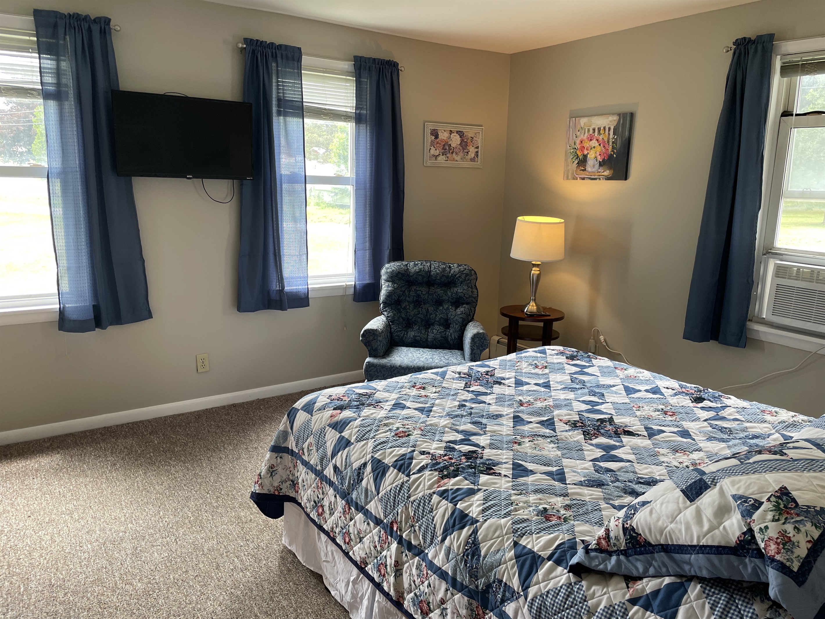 Attached apartment - Queen bdrm