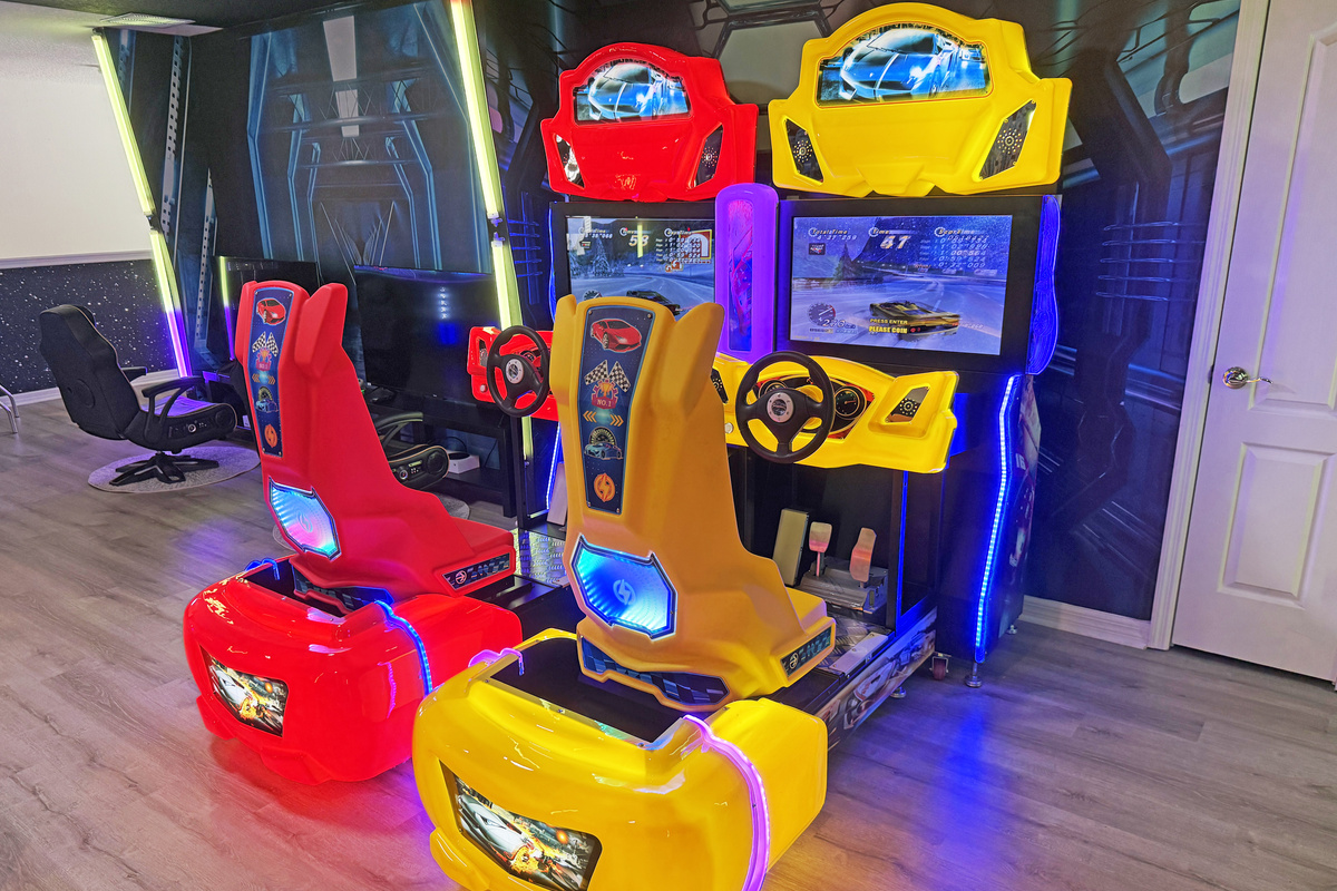 Star Wars Theme ARCADE Game Room-Play Outrun Race Cars (FREE To Play!)