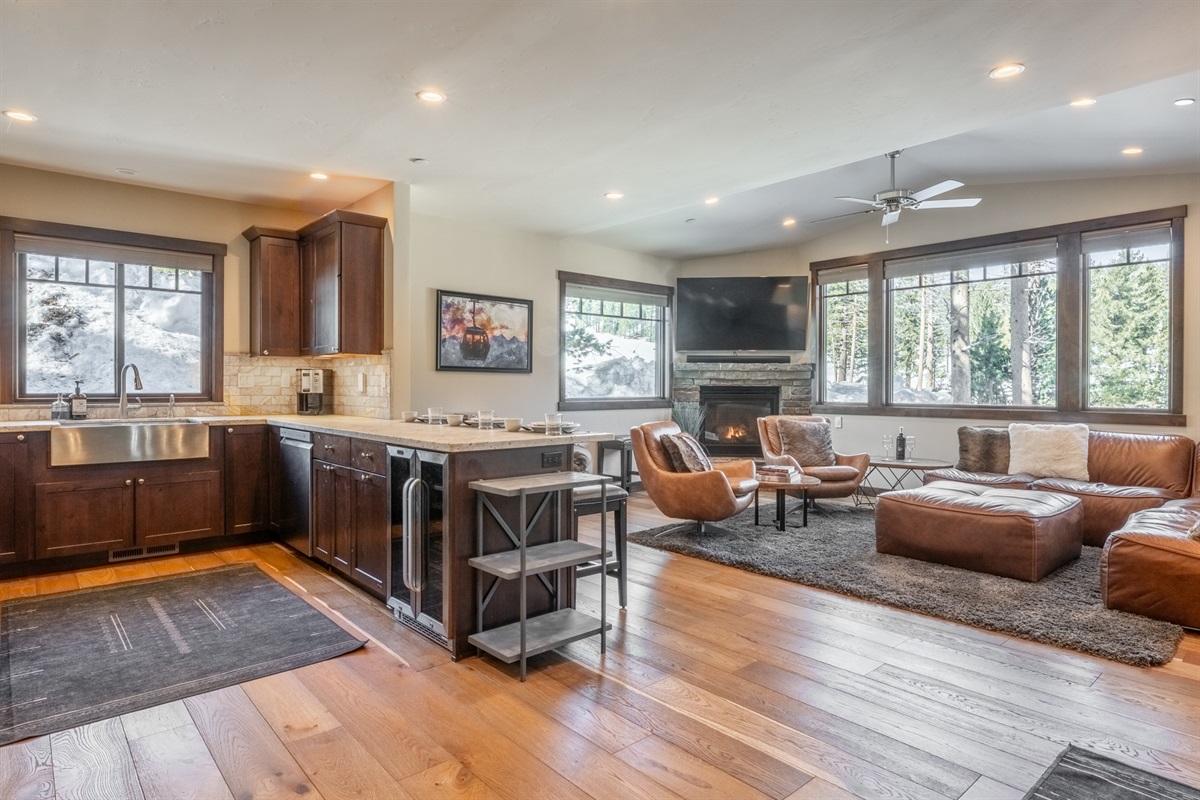 Slopeside Solitude offers a large, open floor plan with plenty of room to gather on the leather sofa, or for drinks and snacks around the large kitchen peninsula.