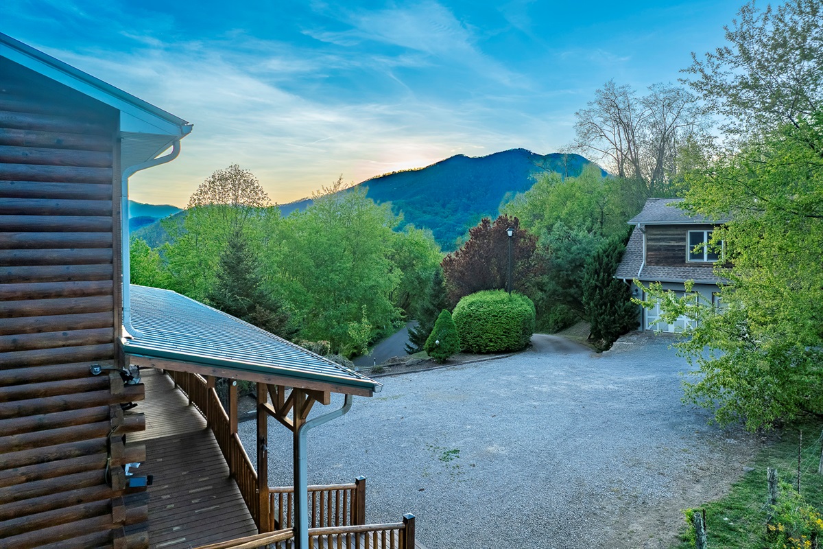 Mountain View Retreat: Unwind on the porch with stunning mountain vistas and lush greenery!

