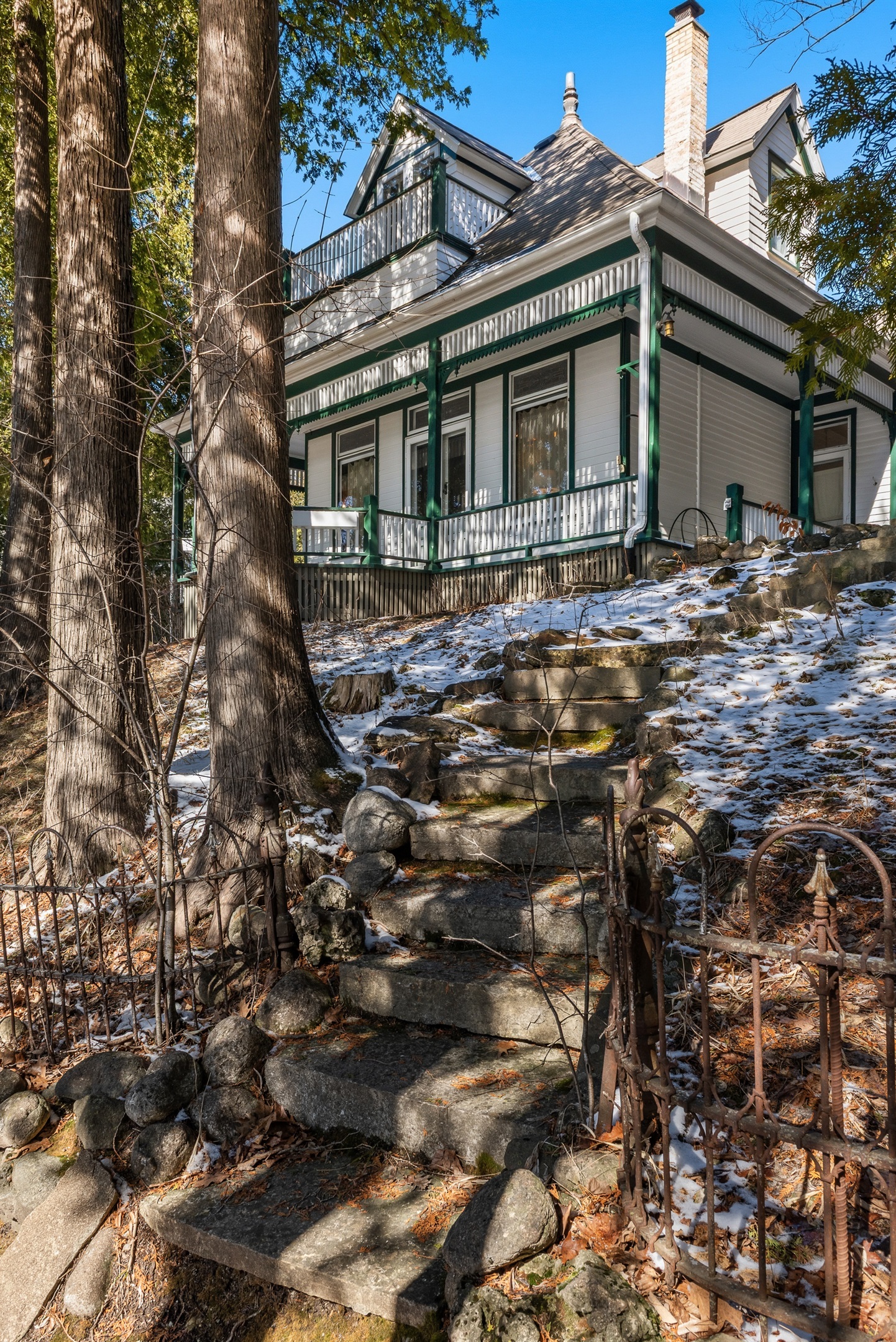 Steps down to the water. 