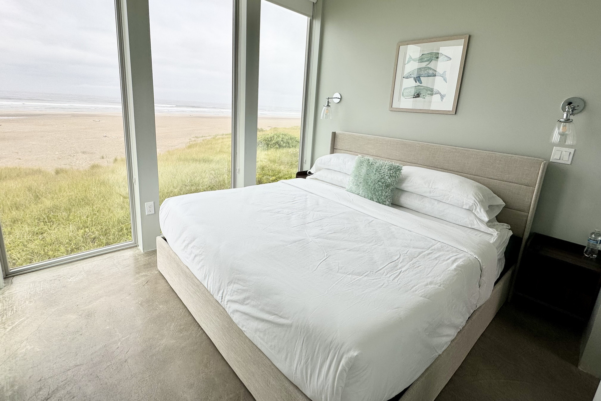 Ocean & Cape Kiwanda Views from SW Master bedroom with full bath, 4K smart