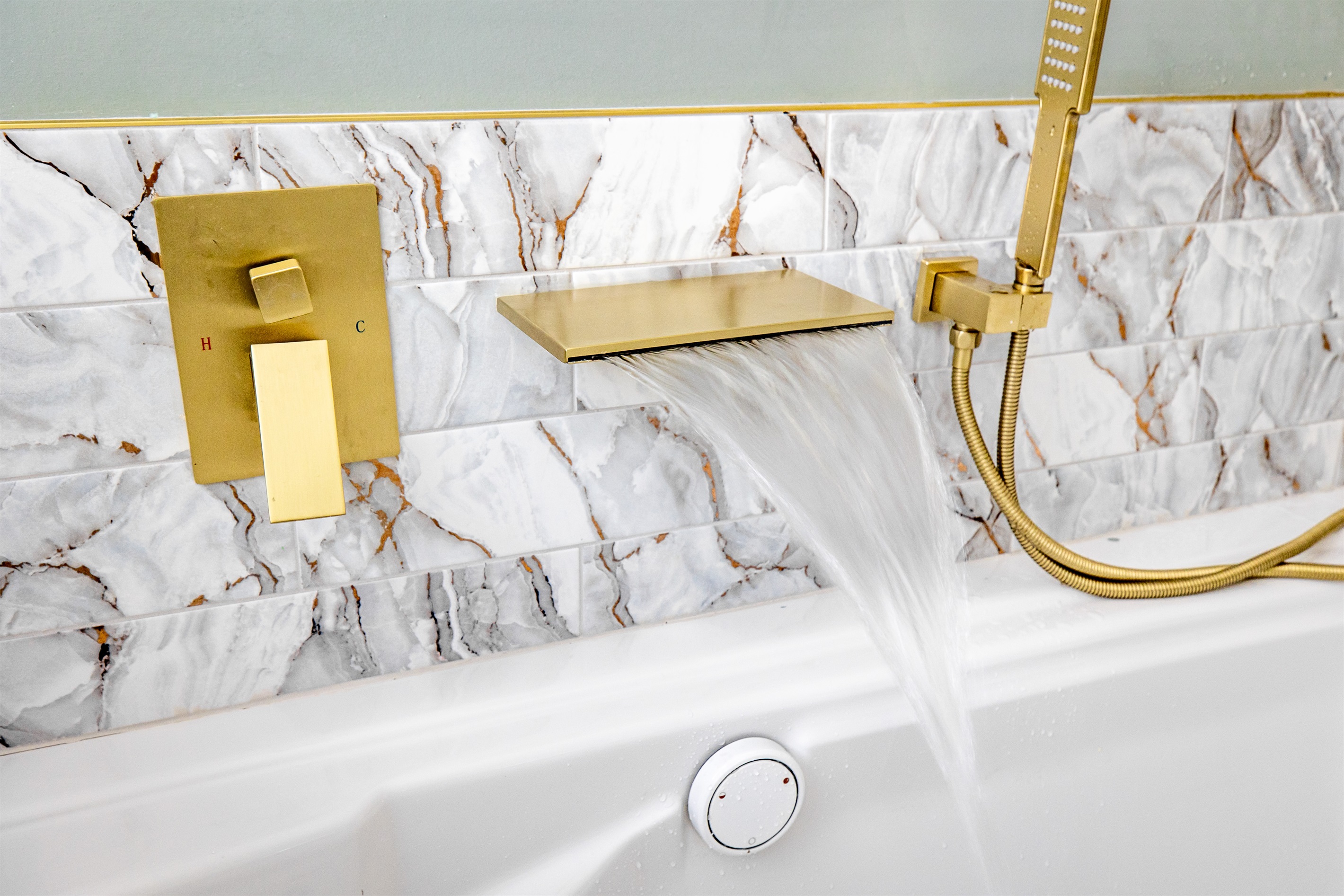 Luxury massaging air bath