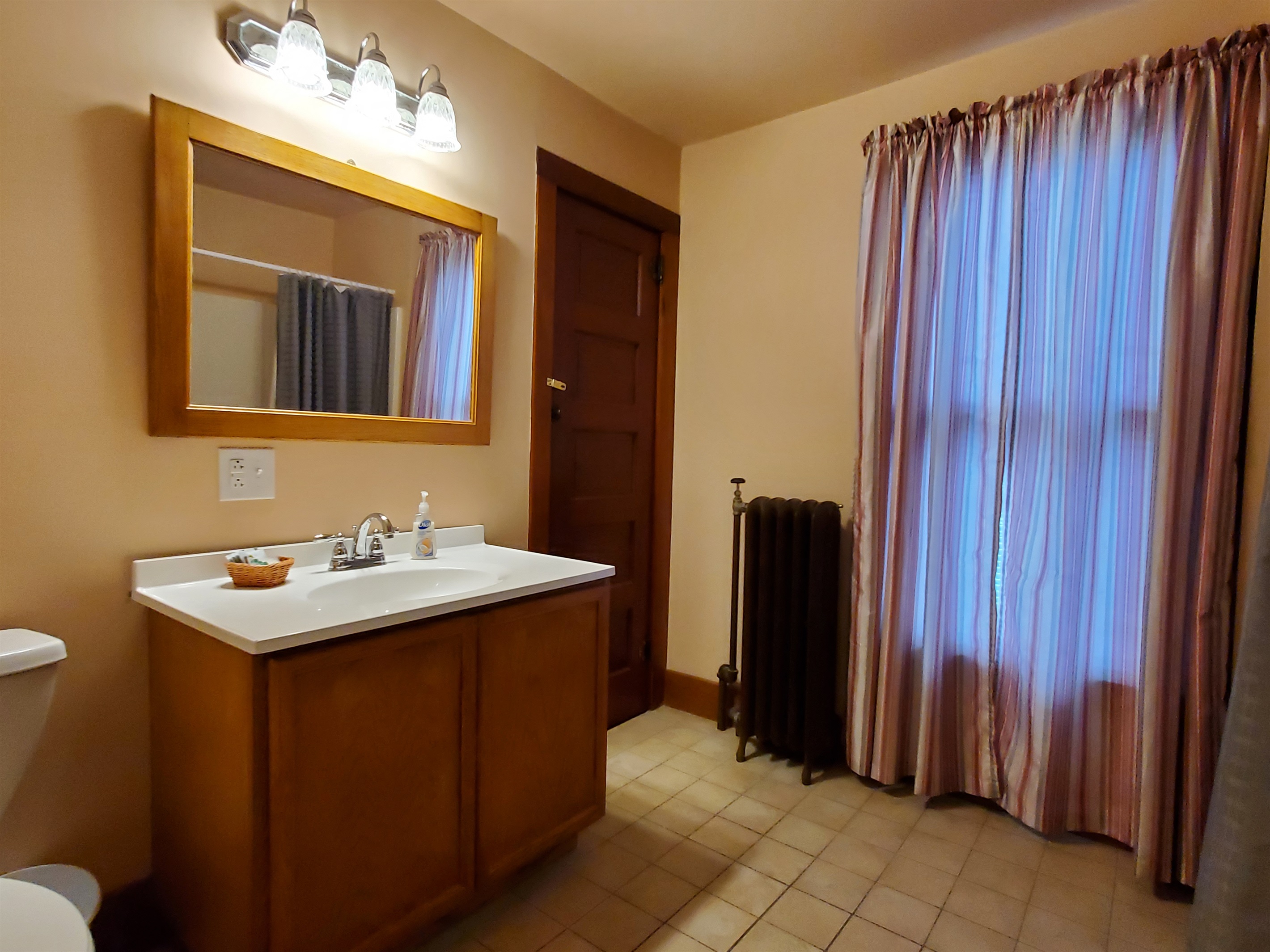 Second fl bath w/ tub & shower