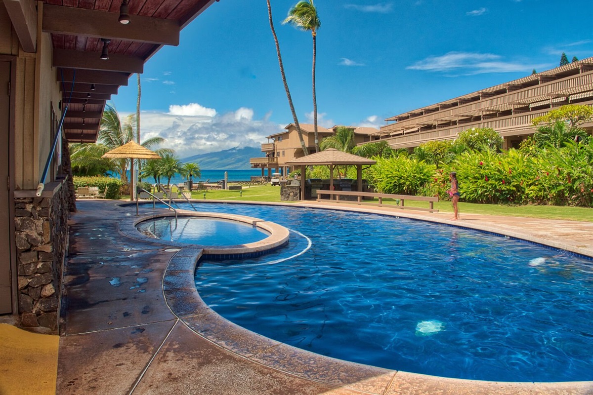 Resort Pool & Children's wadding pool. Kahana Sunset DOES NOT have a Hot tub.