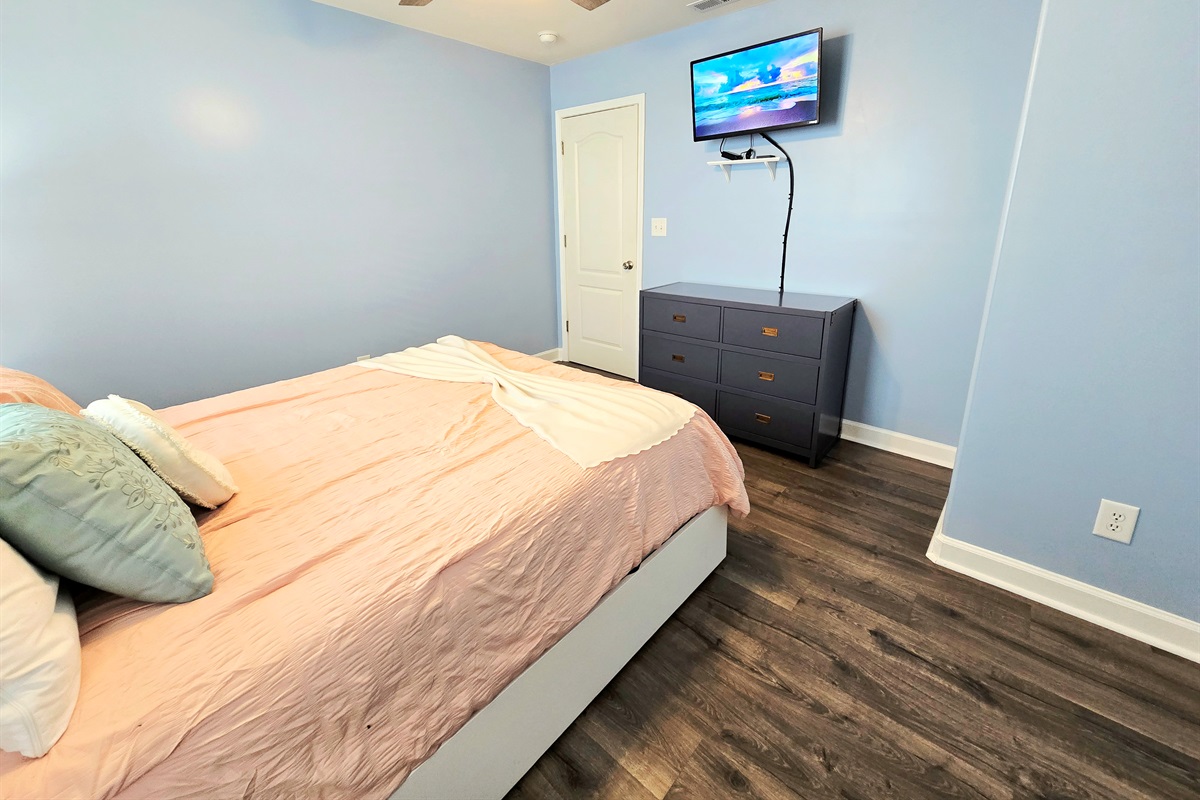 Bedroom 4 - Queen w/ Twin Trundle (connected Jack and Jill Bathroom)