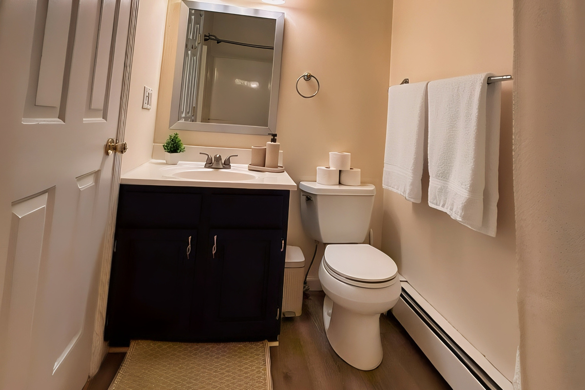 2nd floor hallway bathroom with tub/shower combo