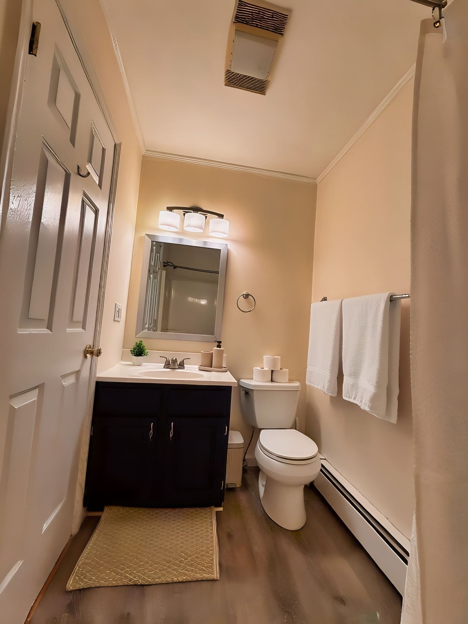 2nd floor hallway bathroom with tub/shower combo