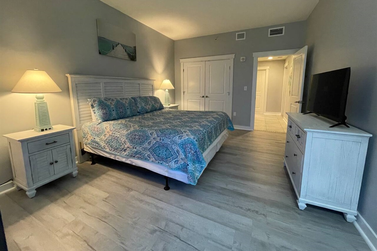Middle Bedroom, King bed. USB outlets