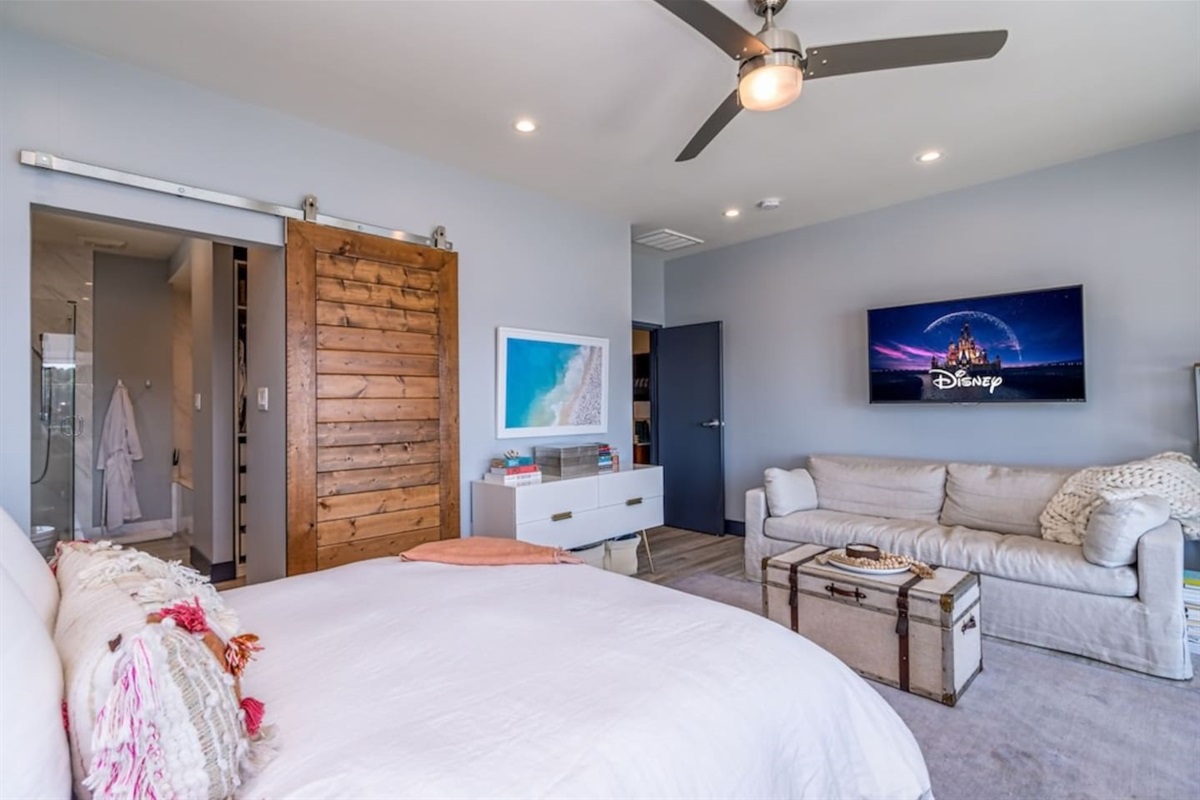 Second floor guest en suite bedroom with pull out couch