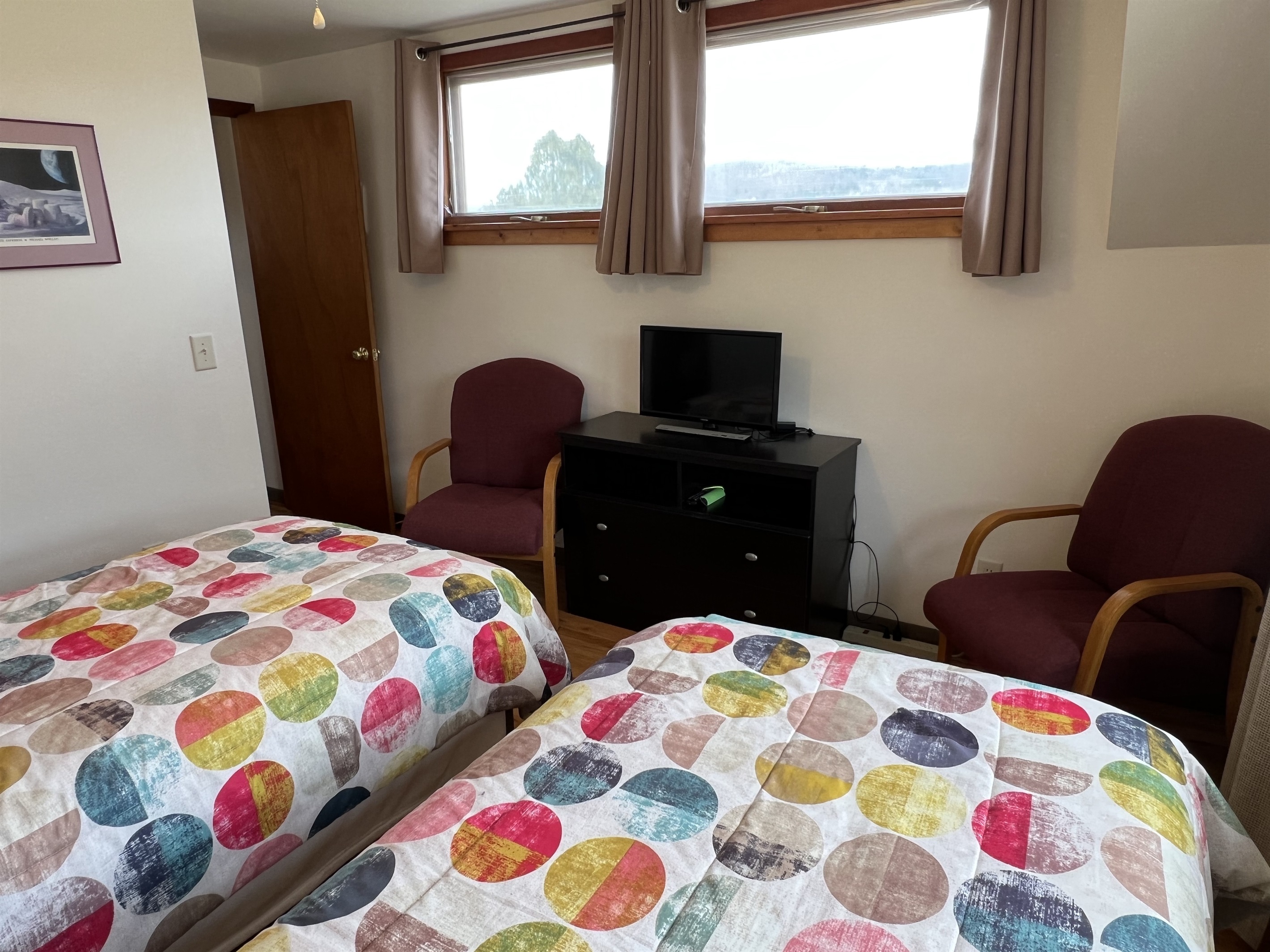 TV & seating in 2nd floor twin bedroom