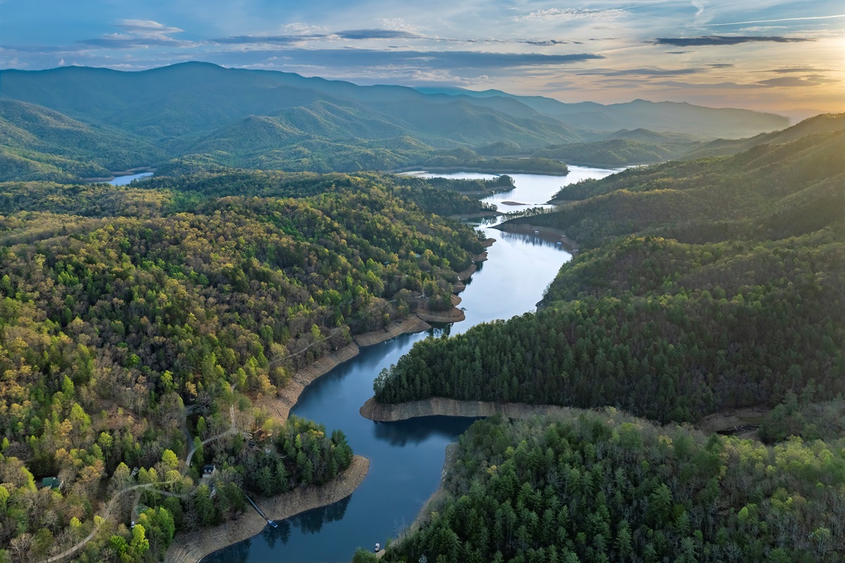 Scenic Retreat: Breathtaking views of lush mountains and winding rivers await your adventure!