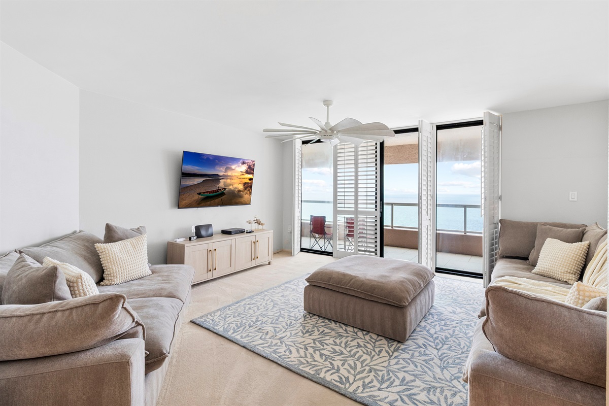 Living room, entrance to balcony with stunning views of the beach and the Gulf of Mexico / America