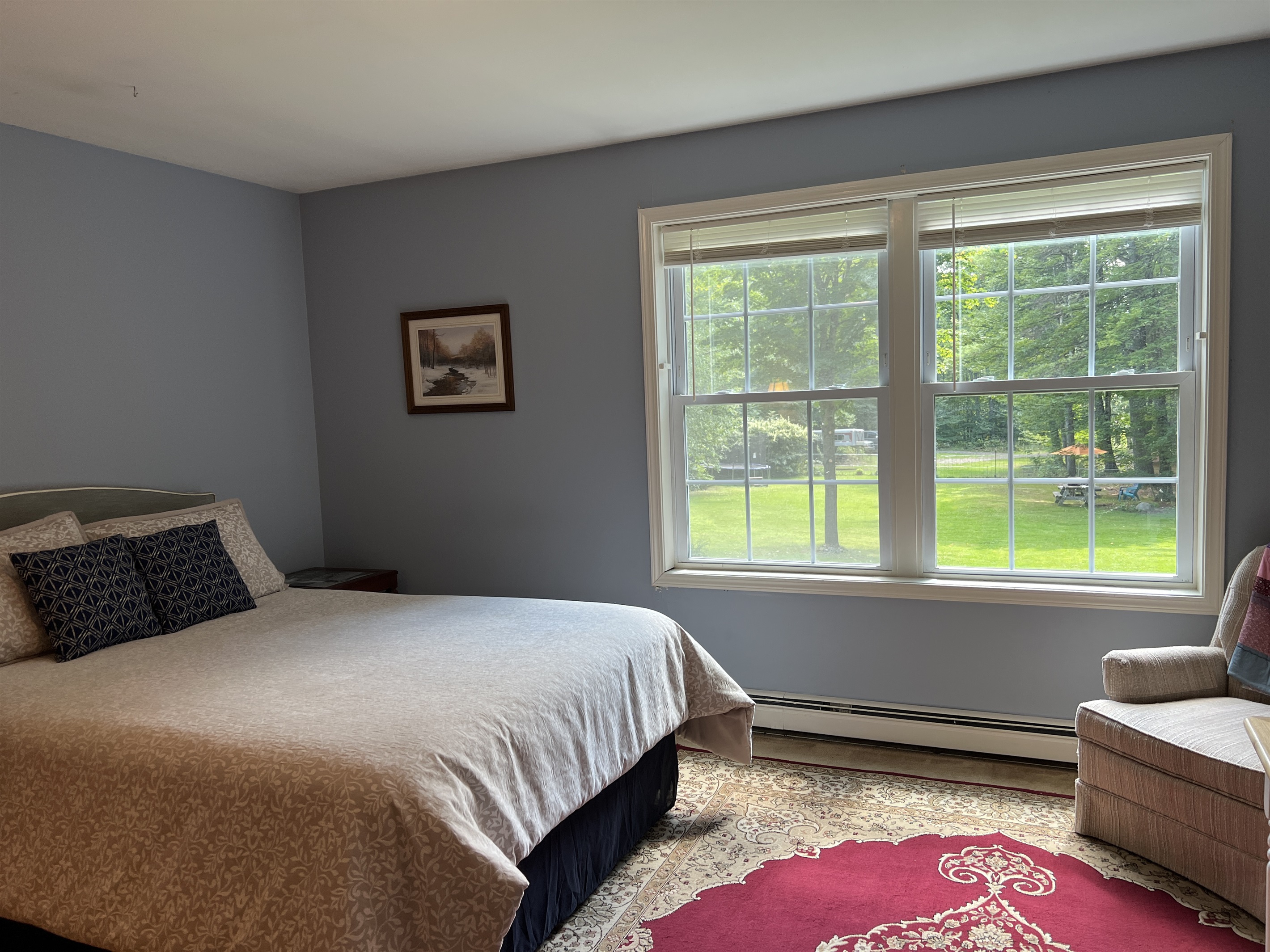 Garden Room - Queen bed w/ lawn view