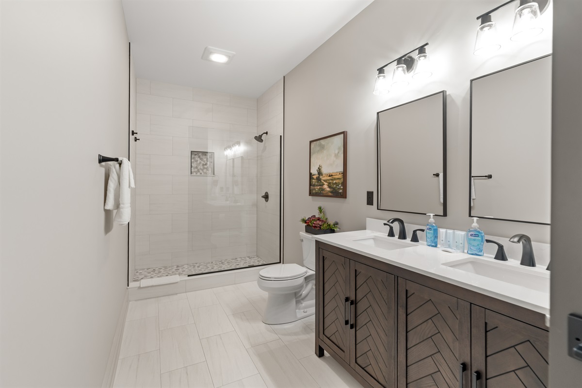 Full Bathroom 4