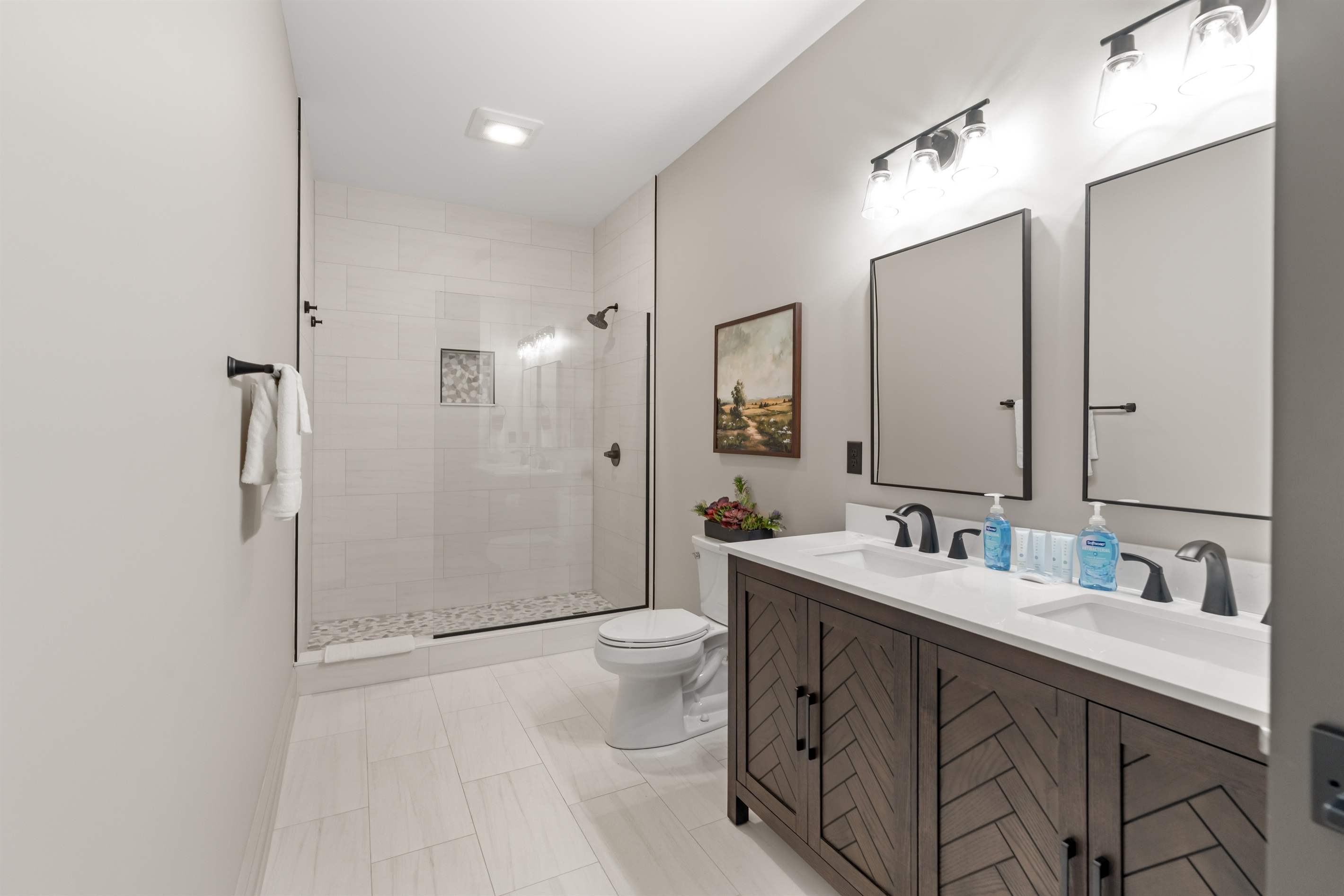 Full Bathroom 4