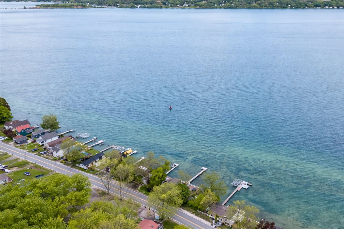 Nestled along a scenic shoreline, this cozy lakefront retreat sits in a charming and peaceful neighborhood 🌳🏘️✨