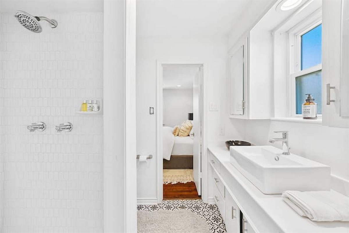 Bright and refreshed bathroom with a walk-in shower, modern finishes, and clean, spa-inspired design for a relaxing stay. ✨🚿