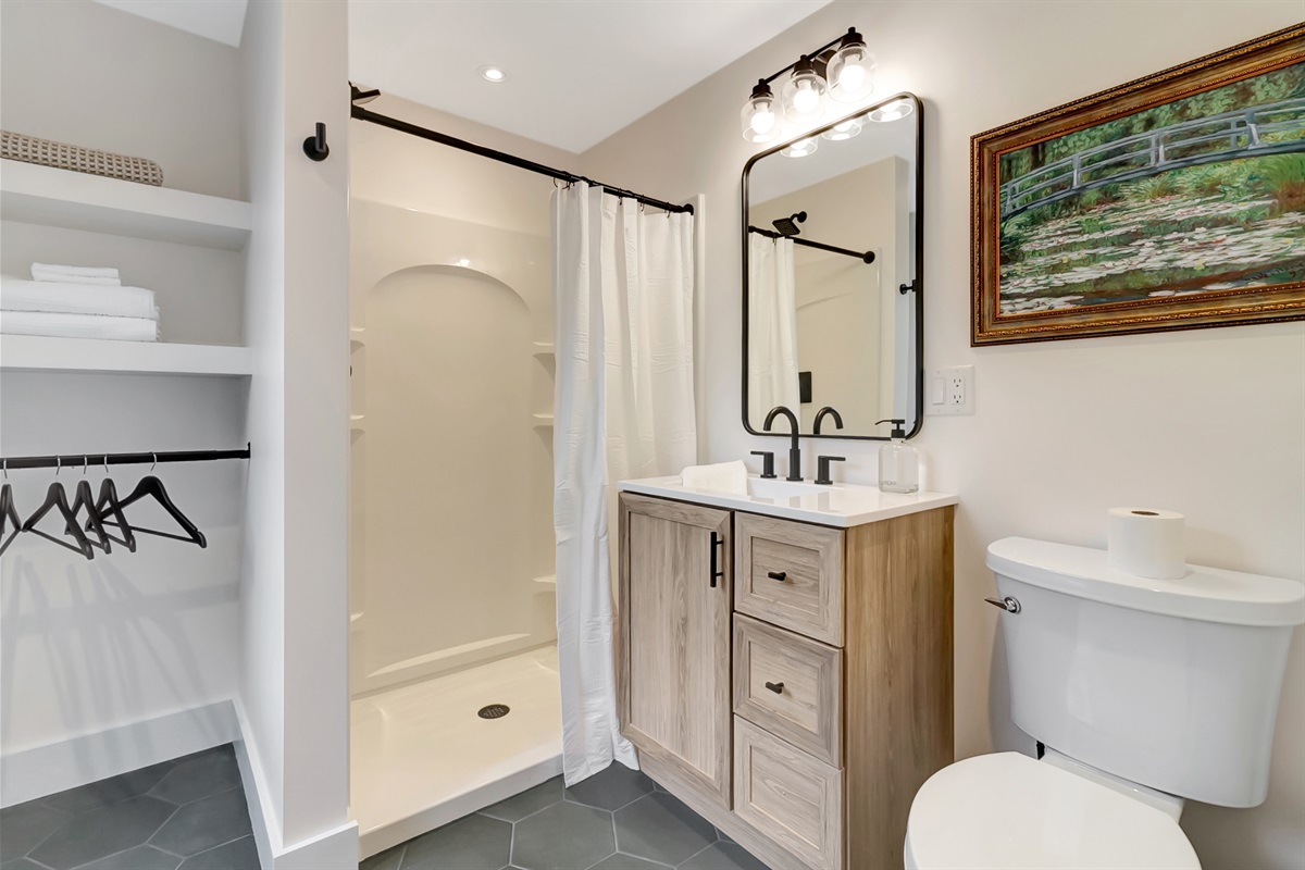 Ensuite Bathroom w/Closet