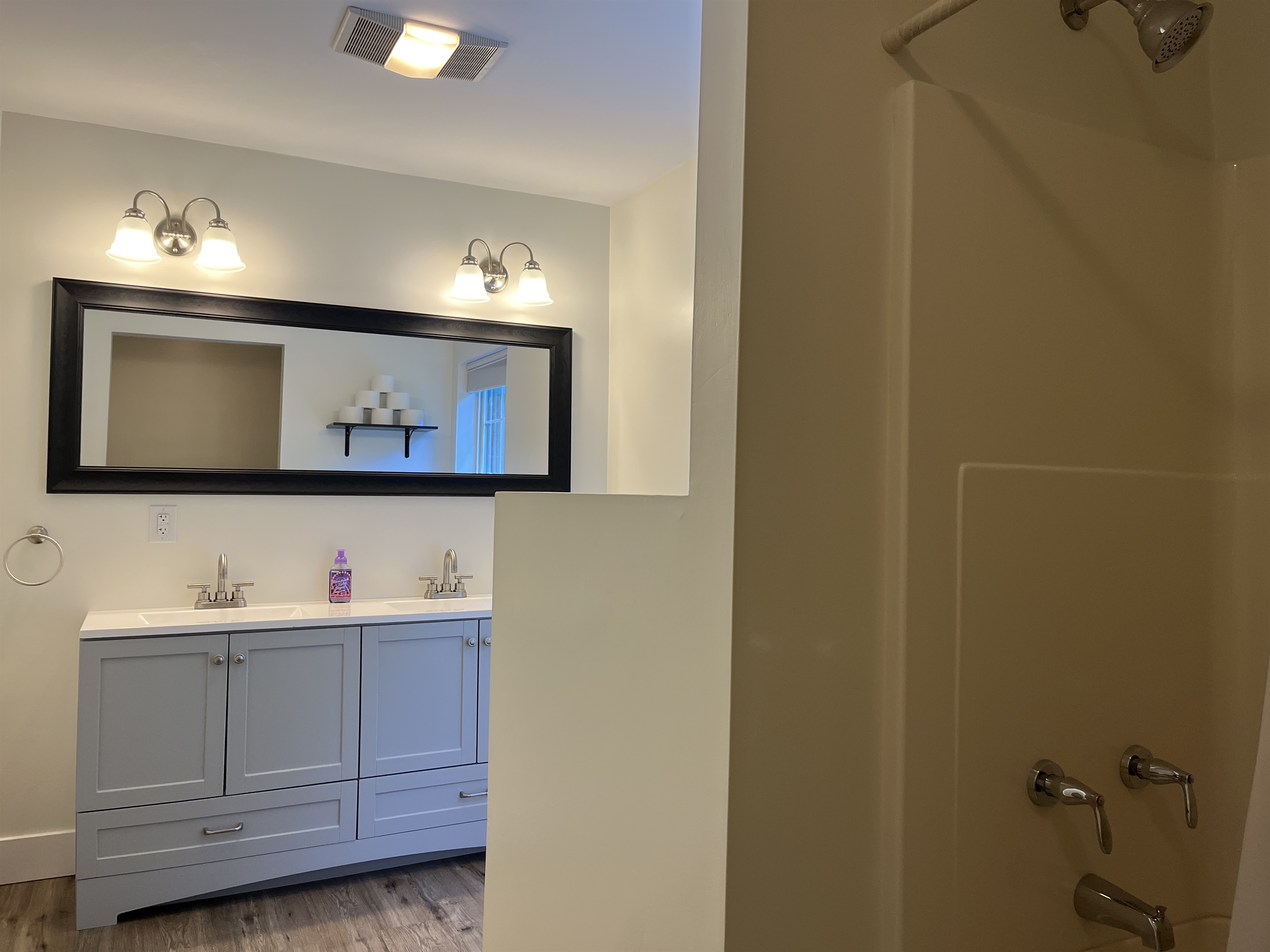 2nd floor bath with tub/shower