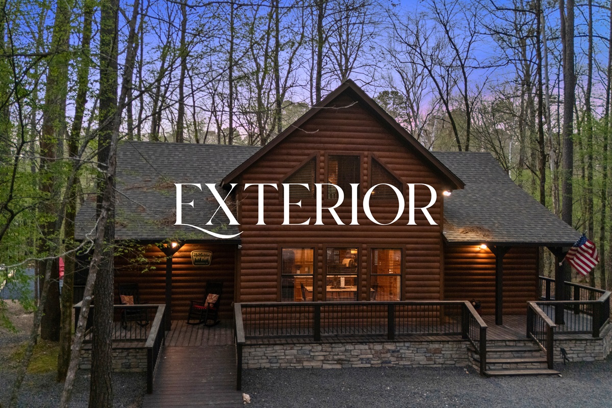 From the outside, the cabin showcases classic rustic charm while blending seamlessly into its wooded setting.