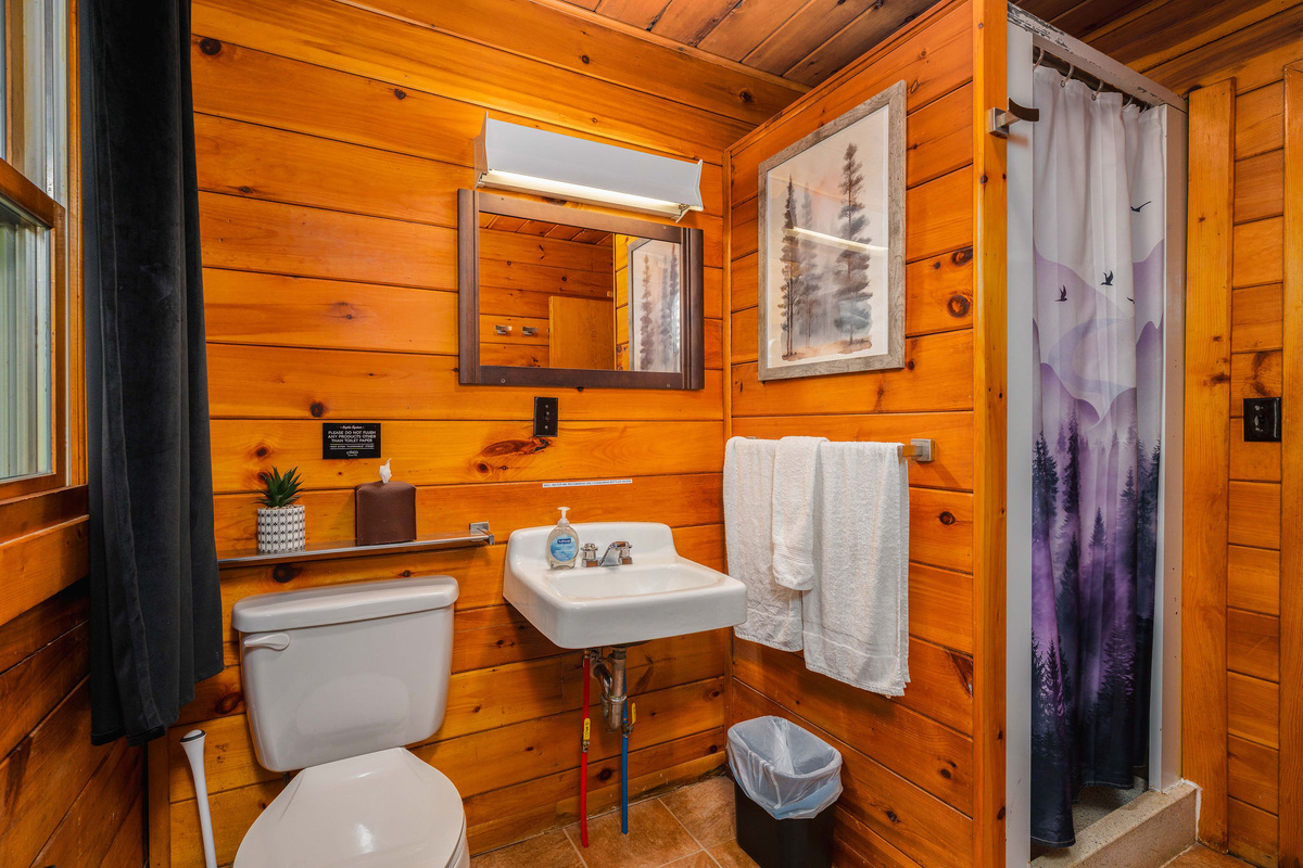 🛁 Full bathroom — fresh towels and starter toiletries.