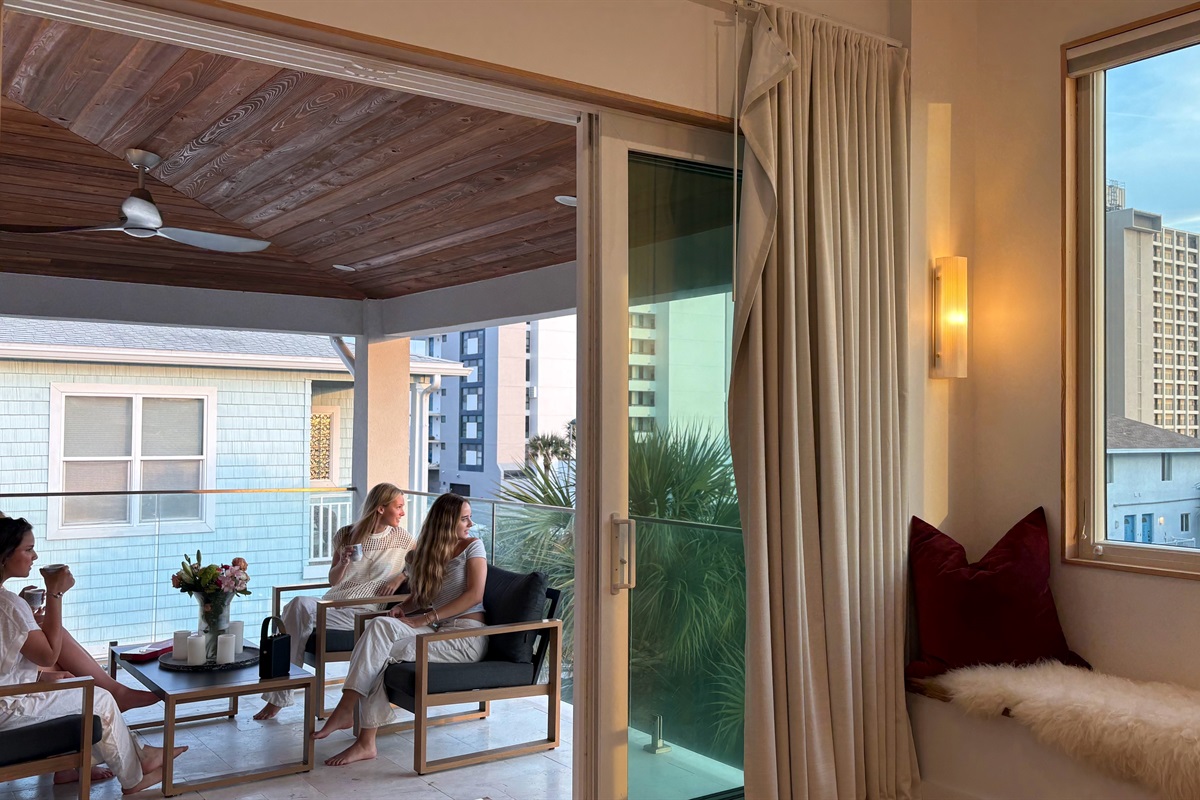 Indoor-outdoor living, perfected 🌴 Lounge outside and soak in the coastal breeze